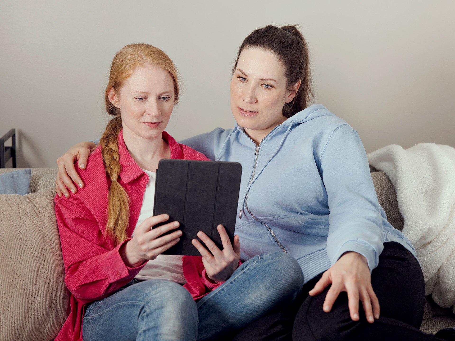 Orion_wellbeing_two-women-reading-app-intensively_2022.jpg